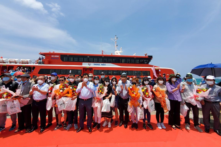 Lãnh đạo TP.Đà Nẵng và tỉnh Quảng Ngãi tặng hoa, quà lưu niệm cho 20 du khách đầu tiên từ tàu cao tốc Trưng Trắc đặt chân lên đảo Lý Sơn. Ảnh: Huy Đạt Lãnh đạo TP.Đà Nẵng và tỉnh Quảng Ngãi tặng hoa, quà lưu niệm cho 20 du khách đầu tiên từ tàu cao tốc Trưng Trắc đặt chân lên đảo Lý Sơn. Ảnh: Huy Đạt