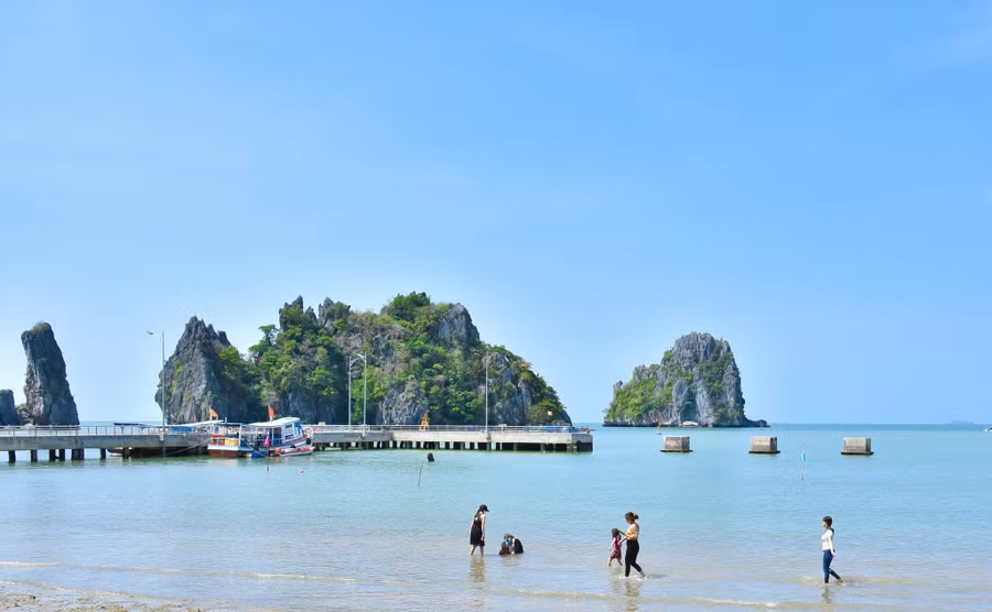 Du khách chơi đùa trên bãi biển khu du lịch Chùa Hang - Hòn Phụ Tử. Ảnh: Trung Hiếu