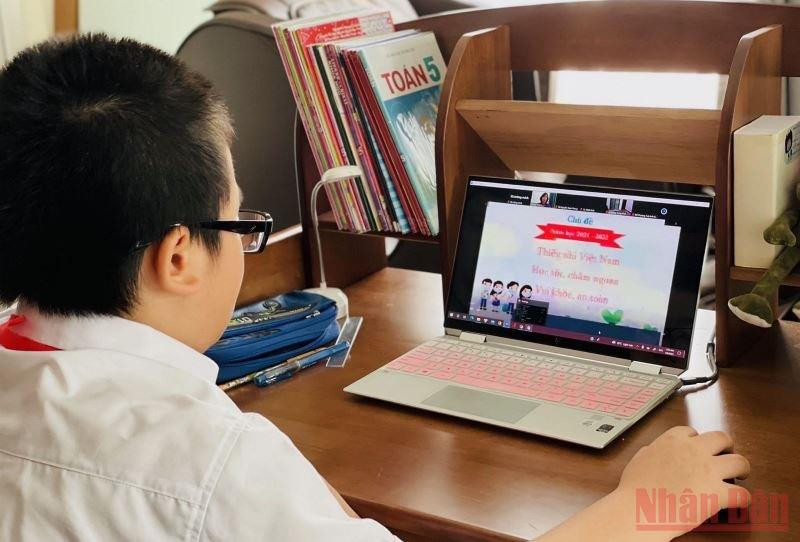 Học sinh học trực tuyến tại nhà trong những ngày nghỉ do dịch Covid-19. (Ảnh: Đăng Anh) Học sinh học trực tuyến tại nhà trong những ngày nghỉ do dịch Covid-19. (Ảnh: Đăng Anh)
