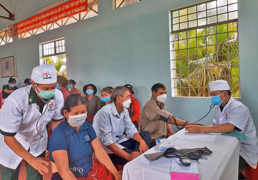 Các y-bác sĩ khám bệnh cho người dân xã Ia Dom. Ảnh: Anh Huy