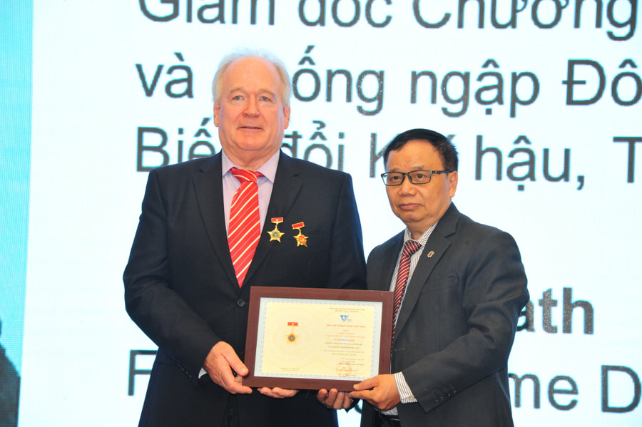 Hành trình của Tim đã đi sẽ được tiếp nối bởi những người bạn, những đồng nghiệp ở lại...