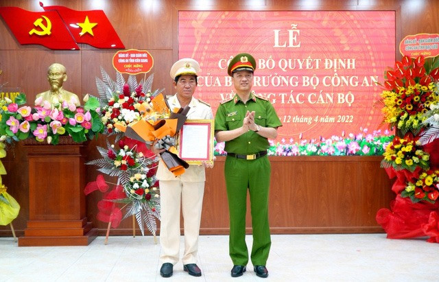 Thứ trưởng Nguyễn Duy Ngọc trao quyết định của Bộ trưởng Công an, bổ nhiệm đại tá Nguyễn Văn Hận giữ chức Giám đốc Công an tỉnh Kiên Giang. Ảnh: VGP Thứ trưởng Nguyễn Duy Ngọc trao quyết định của Bộ trưởng Công an, bổ nhiệm đại tá Nguyễn Văn Hận giữ chức Giám đốc Công an tỉnh Kiên Giang. Ảnh: VGP