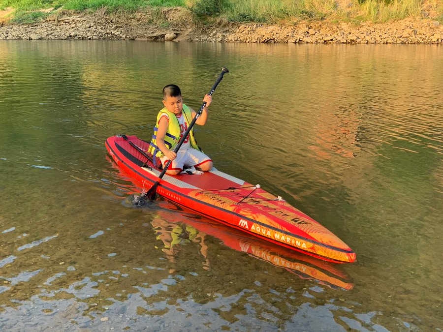 Tự tin trải nghiệm một mình trên ván SUP. Ảnh: HT