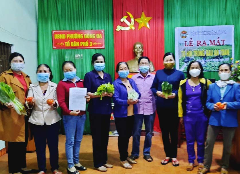 Ra mắt tổ hội trồng rau an toàn tại tổ dân phố 3, phường Đống Đa. Ảnh: Phạm Hiền