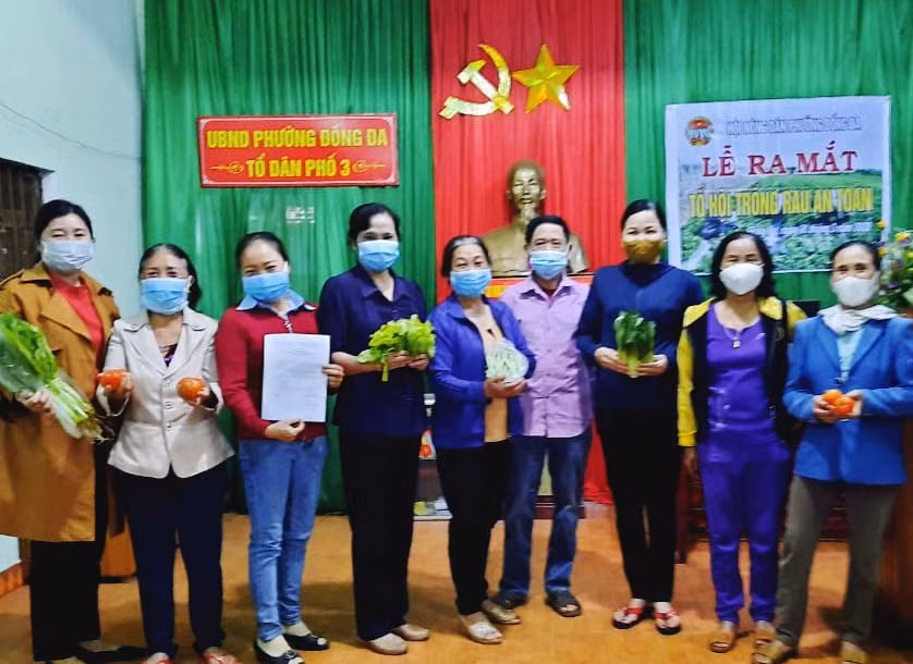 Ra mắt tổ hội trồng rau an toàn tại tổ dân phố 3, phường Đống Đa. Ảnh: Phạm Hiền