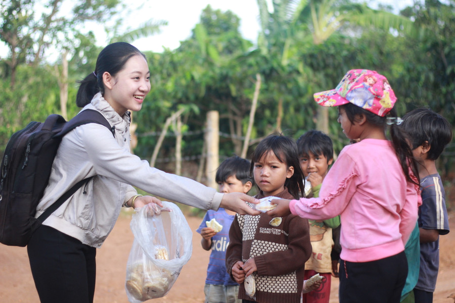 Em Lê Ánh Thùy Trang (lớp 12C2, Trường THPT Nguyễn Thị Minh Khai) tặng quà cho các em nhỏ làng Blo (xã A Dơk, huyện Đak Đoa). Ảnh: Phan Lài