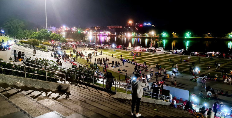 Quảng trường Lâm Viên vào ban đêm dịp Tết Nguyên đán năm 2022 Quảng trường Lâm Viên vào ban đêm dịp Tết Nguyên đán năm 2022