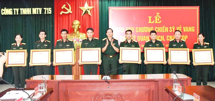 Các đồng chí vinh dự được nhận Huy chương chiến sĩ vẻ vang hạng Nhì. Ảnh: Đinh Yến