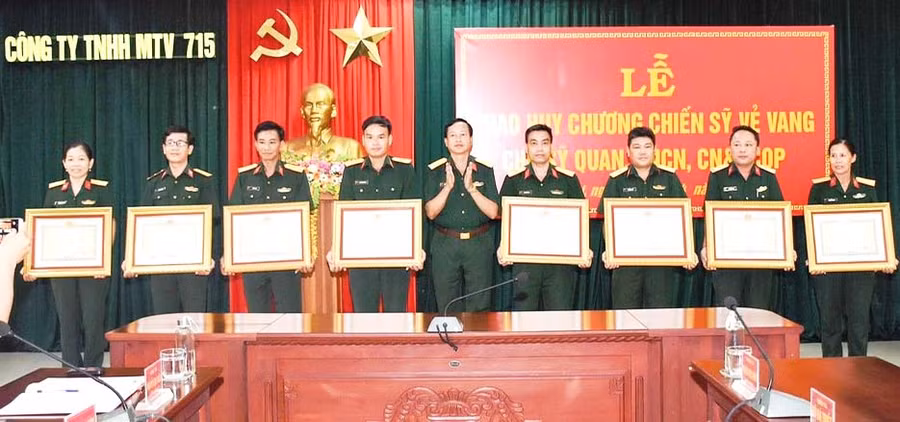 Các đồng chí vinh dự được nhận Huy chương chiến sĩ vẻ vang hạng Nhì. Ảnh: Đinh Yến