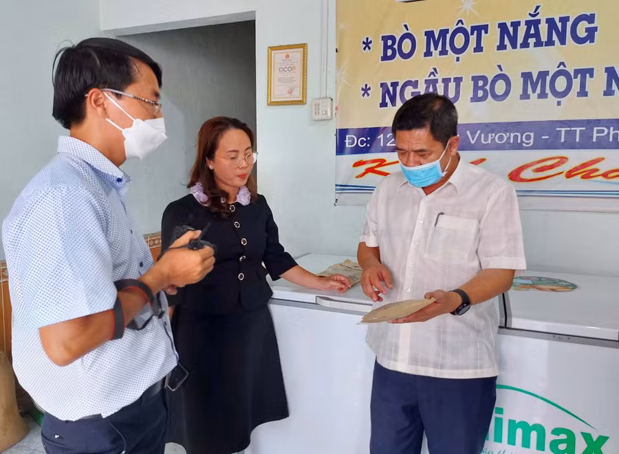 Đoàn công tác của Sở Khoa học và Công nghệ khảo sát hoạt động chế biến, kinh doanh các sản phẩm từ thịt bò Krông Pa. Ảnh: Thiên Di