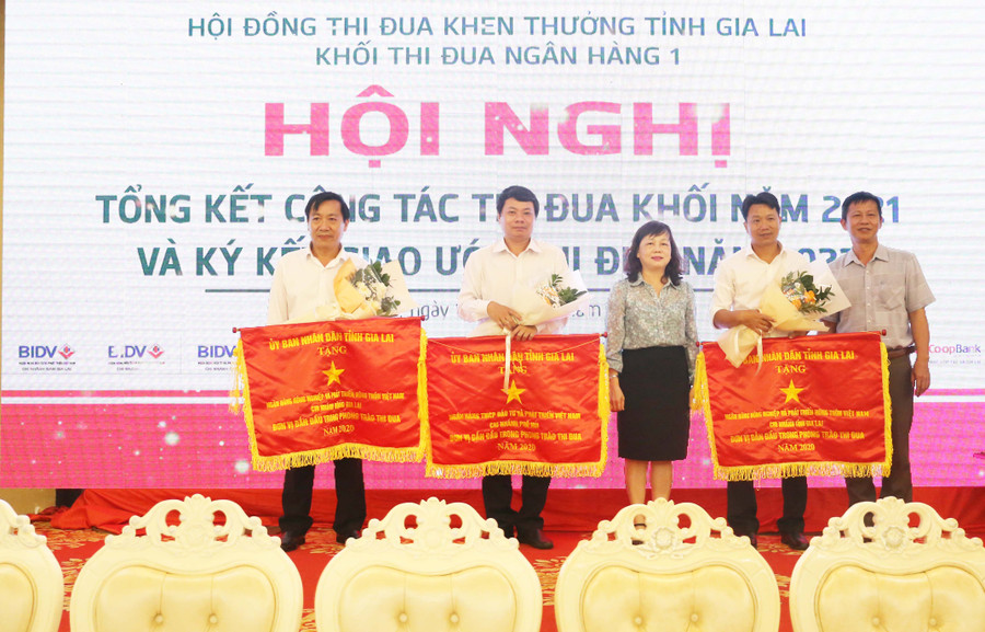 Ủy ban nhân dân tỉnh tặng cờ thi đua năm 2020 cho 3 đơn vị trong Khối thi đua Ngân hàng 1. Ảnh: Sơn Ca