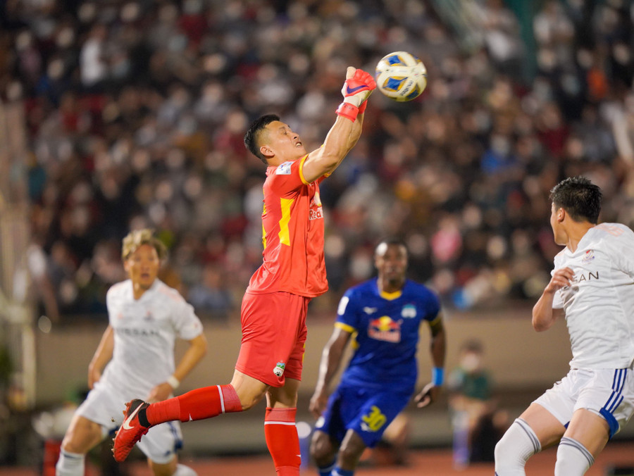 Thủ môn Huỳnh Tuấn Linh chơi ấn tượng giúp HAGL yên tâm tổ chức tấn công. Ảnh: Độc Lập