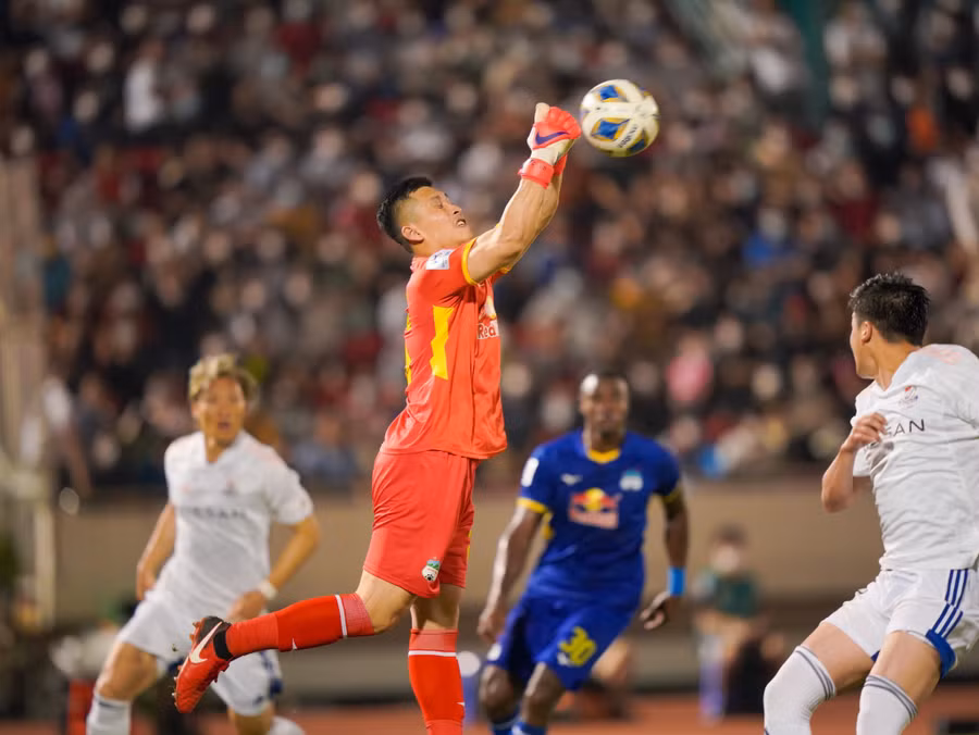 Thủ môn Huỳnh Tuấn Linh chơi ấn tượng giúp HAGL yên tâm tổ chức tấn công. Ảnh: Độc Lập