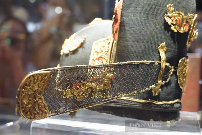 Ngoài mũ quan đại thần triều Nguyễn, người mua này cũng sở hữu được áo Nhật Bình cung tần triều Nguyễn với một mức giá "trên trời". Nếu tính cả tiền mua và thuế, phí vận chuyển cổ vật về Việt Nam thì giá trị của 2 cổ vật này lên tới khoảng 35 tỷ đồng. Ngoài mũ quan đại thần triều Nguyễn, người mua này cũng sở hữu được áo Nhật Bình cung tần triều Nguyễn với một mức giá