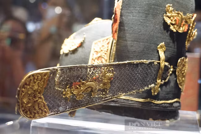Ngoài mũ quan đại thần triều Nguyễn, người mua này cũng sở hữu được áo Nhật Bình cung tần triều Nguyễn với một mức giá 