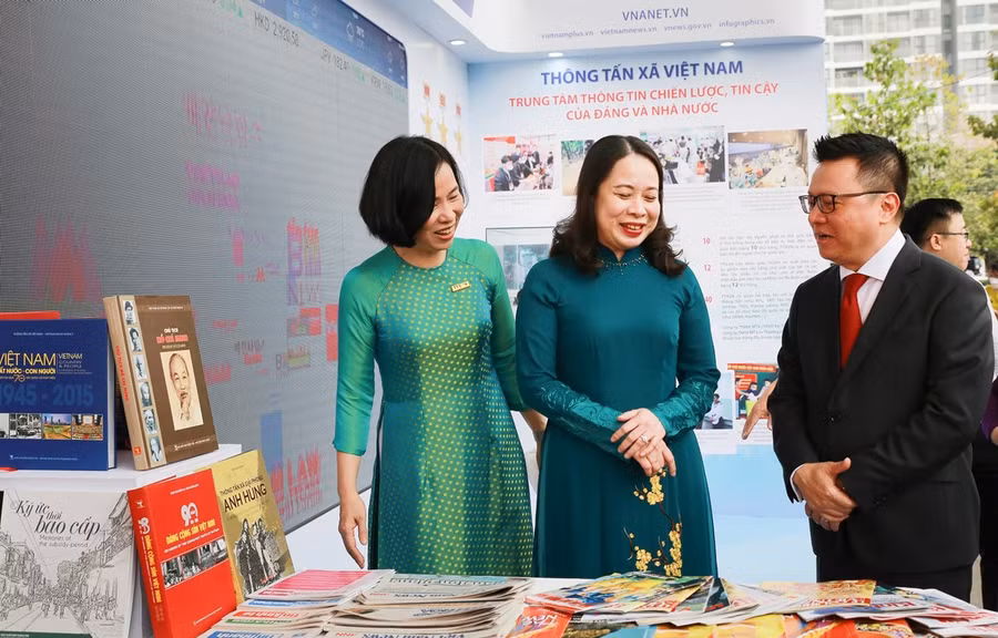 Phó Chủ tịch nước Võ Thị Ánh Xuân thăm gian trưng bày các ấn phẩm báo chí của Thông tấn xã Việt Nam. (Ảnh: TTXVN)