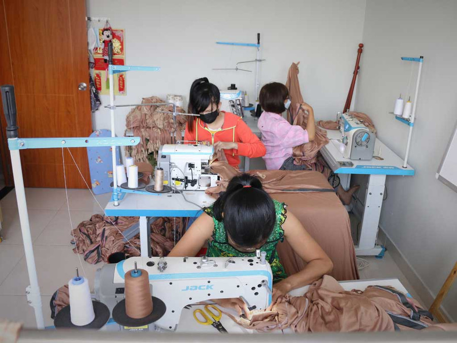 Tổ hợp may tại nhà của chị Đoàn Thị Thi tạo thêm nhiều việc làm cho chị em công nhân khó khăn khác