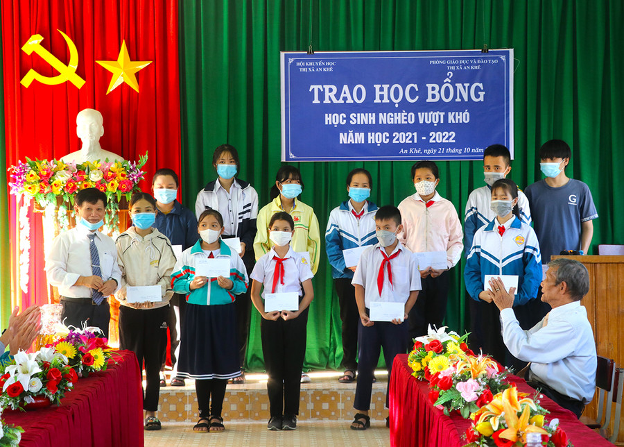 Giai đoạn 2016-2021, Hội Khuyến học thị xã An Khê đã vận động các nhà hảo tâm đóng góp hơn 210 triệu đồng để tặng học bổng cho học sinh nghèo vượt khó. Ảnh: Ngọc Minh Giai đoạn 2016-2021, Hội Khuyến học thị xã An Khê đã vận động các nhà hảo tâm đóng góp hơn 210 triệu đồng để tặng học bổng cho học sinh nghèo vượt khó. Ảnh: Ngọc Minh