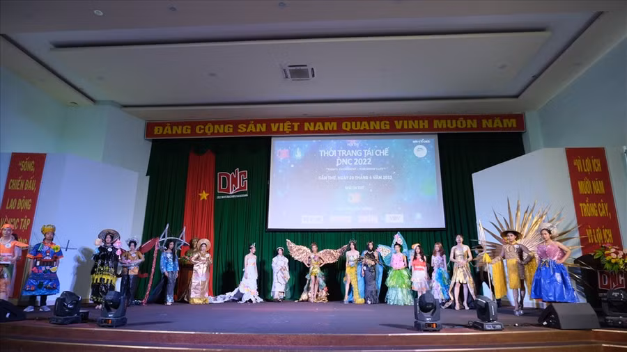 Ngày 20.4, Trường Đại học Nam Cần Thơ tổ chức Hội thi “Thời Trang Tái Chế DNC 2022” với mục đích tạo sân chơi lành mạnh cho sinh viên. Hội thi còn góp phần tuyên truyền công tác bảo vệ môi trường đối với sinh viên Trường Đại học Nam Cần Thơ nói riêng và người dân trên địa bàn thành phố Cần Thơ nói chung.