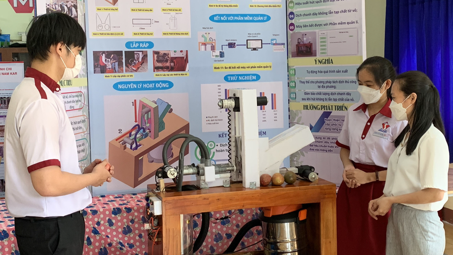Máy hút dịch chanh dây bán tự động được 2 học sinh Duy An và Thu Hà thiết kế, chế tạo. Ảnh: Thanh Tâm Máy hút dịch chanh dây bán tự động được 2 học sinh Duy An và Thu Hà thiết kế, chế tạo Thanh Tâm