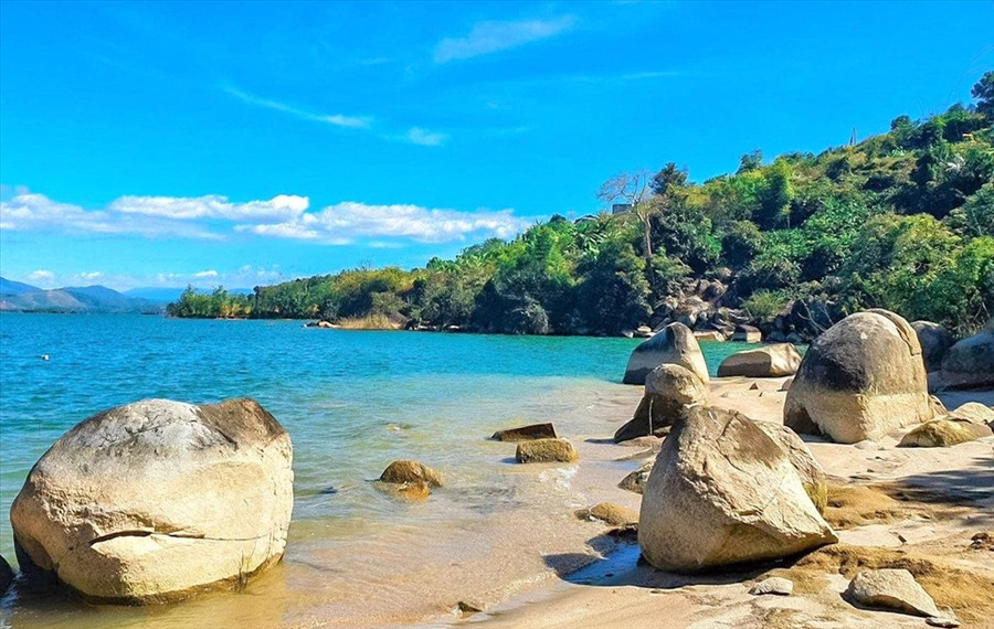 Từ tháng 12 năm trước đến tháng 4 năm sau, mặt nước hồ thủy điện Buôn Tua Sarh trong xanh, mát mẻ. Từ tháng 12 năm trước đến tháng 4 năm sau, mặt nước hồ thủy điện Buôn Tua Sarh trong xanh, mát mẻ.