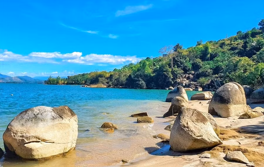 Từ tháng 12 năm trước đến tháng 4 năm sau, mặt nước hồ thủy điện Buôn Tua Sarh trong xanh, mát mẻ.