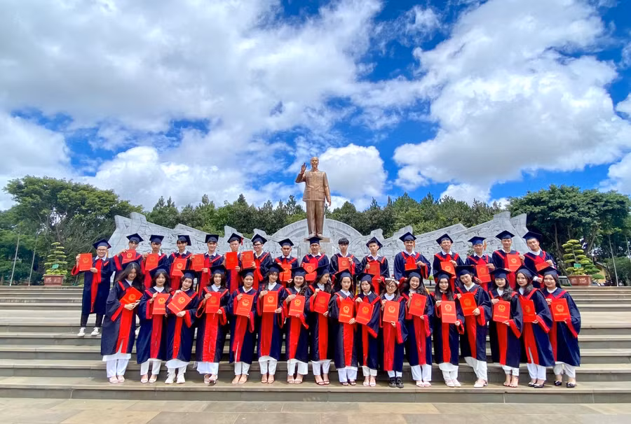 Các học sinh lớp 12A6, Trường THPT Phan Bội Châu (TP. Pleiku) đã chọn ngày 30-4 để thực hiện bộ ảnh kỷ yếu đặc biệt cuối cấp. Ảnh Mộc Trà.jpg