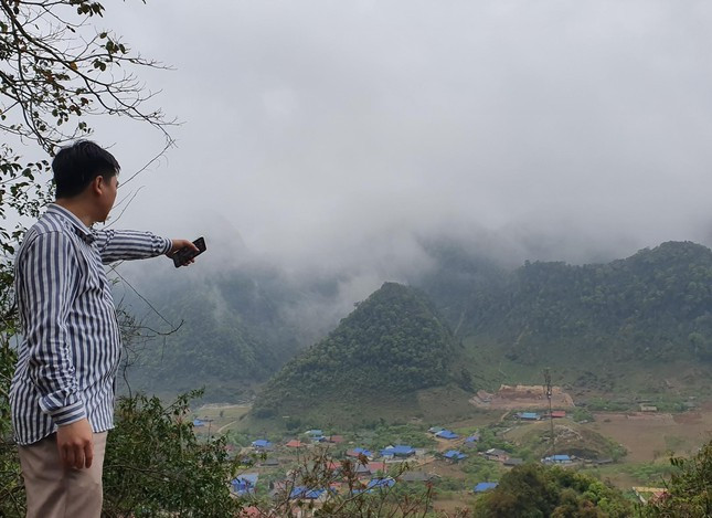 Thiếu tá Lường Văn Sơn đứng từ đỉnh dốc vào Hang Kia chỉ cho phóng viên khu nhà Vàng A Khua