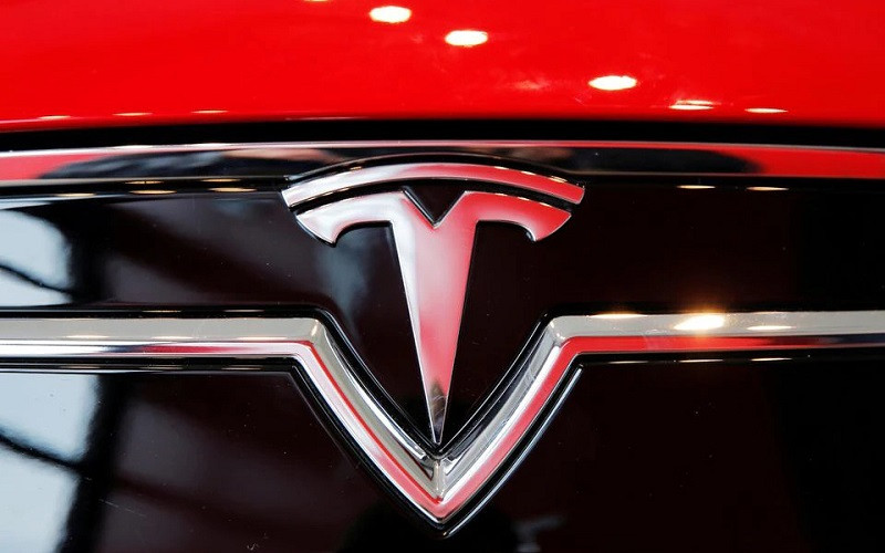 Logo của hãng xe điện Tesla. Ảnh: Reuters