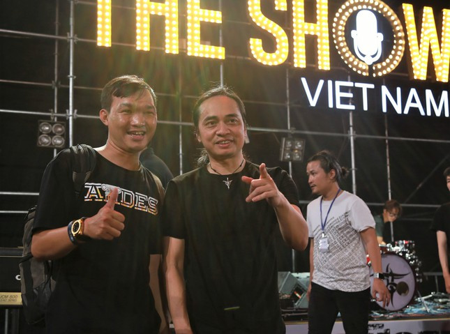 Bạn trẻ chụp ảnh lưu niệm cùng guitarist Tuấn Hùng sau khi chương trình kết thúc.