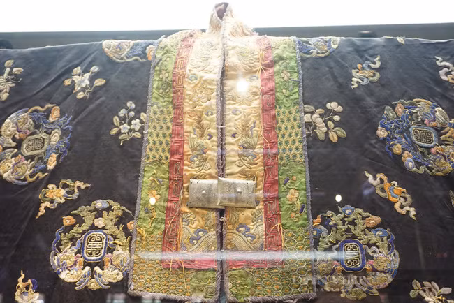  Theo các chuyên gia, với các họa tiết thêu loan, các chi tiết thêu trang trí tứ linh và màu áo có thể xác định đây là áo Nhật Bình dành cho các cung tần trong cung triều Nguyễn vào cuối thế kỷ 19.