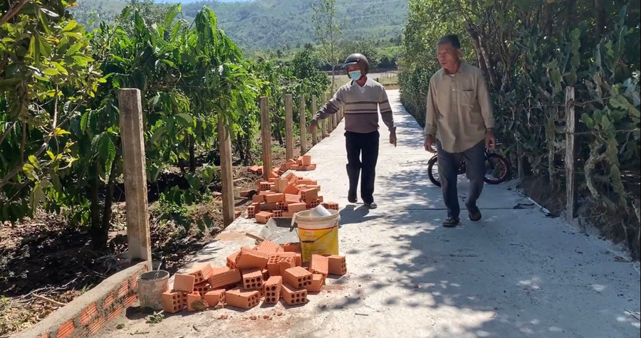 Người dân thôn Đại An 1 (xã Ia Khươl) đồng thuận hiến đất, đóng góp tiền làm đường giao thông nông thôn. Ảnh: Anh Huy Người dân thôn Đại An 1 (xã Ia Khươl) đồng thuận hiến đất, đóng góp tiền làm đường giao thông nông thôn. Ảnh: Anh Huy