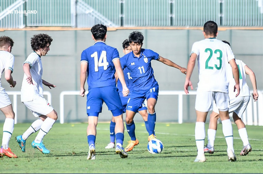  Tuyển U.23 Thái Lan (áo xanh) gây thất vọng ở Dubai Cup 2022. Ảnh: FAT