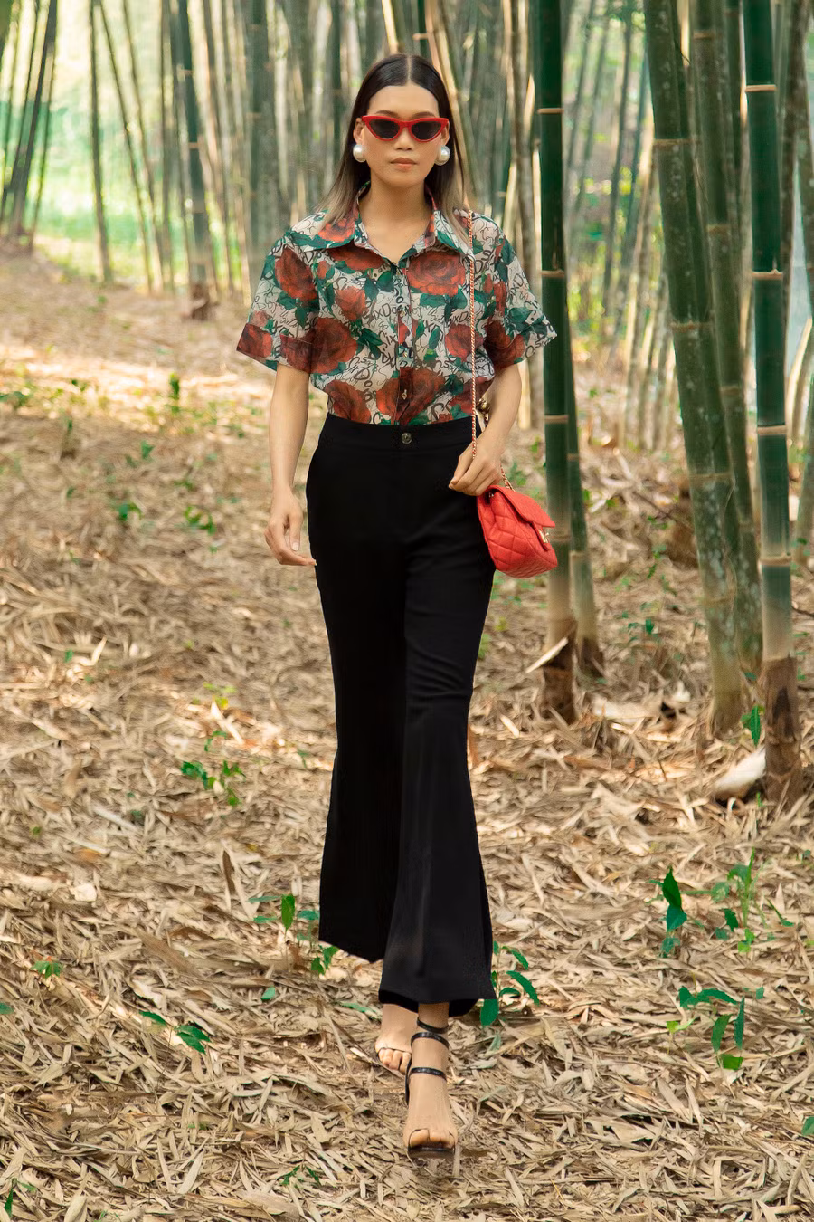 Hai tông màu đỏ - đen truyền thống váy với tay chồm, màu pastel ngọt ngào với váy cổ trễ xếp li, áo lệch vai; quần shorts đi kèm nơ to bản làm điểm nhấn… mang đến sự lựa chọn đa dạng cho phái đẹp.