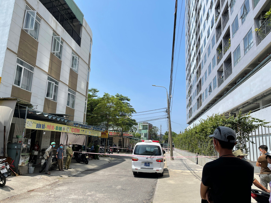 Khu vực phía sau căn hộ Ocean View nơi người đàn ông rơi xuống. Ảnh: Văn Tiến 