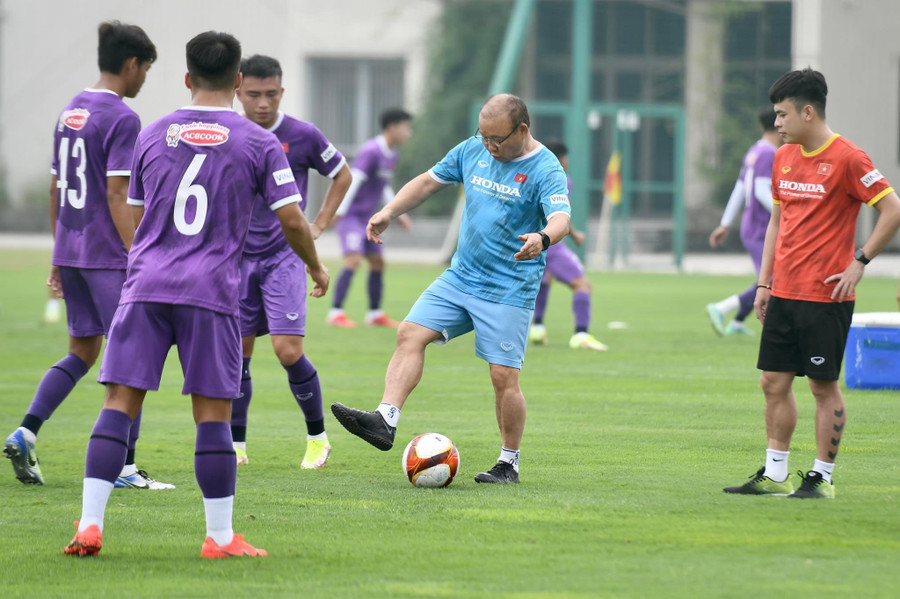 Thầy Park tập cùng học trò ngày 13.4. Ảnh: Minh Hiếu Thầy Park tập cùng học trò ngày 13.4. Ảnh: Minh Hiếu