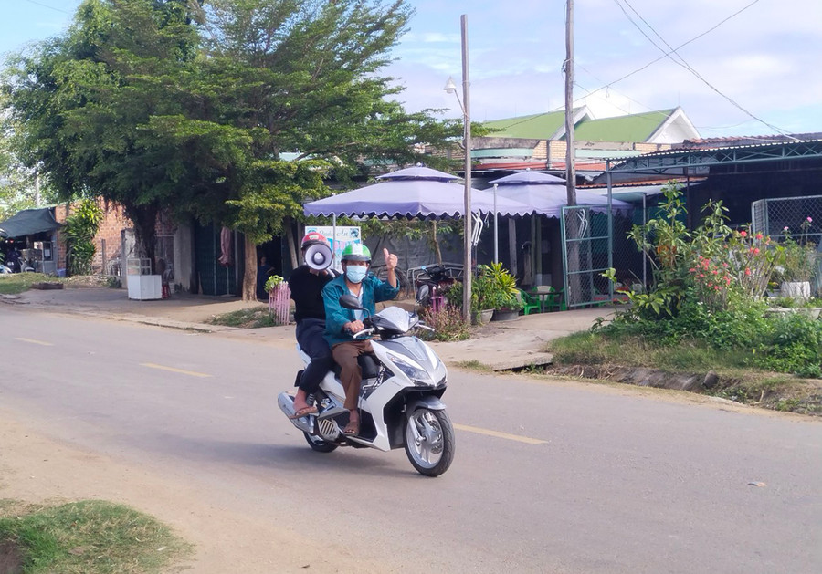 Xã An Trung thường xuyên tuyên truyền phòng-chống dịch Covid-19 bằng xe loa lưu động. Ảnh: R'Ô HOK Xã An Trung thường xuyên tuyên truyền phòng-chống dịch Covid-19 bằng loa lưu động. Ảnh: R'Ô HOK