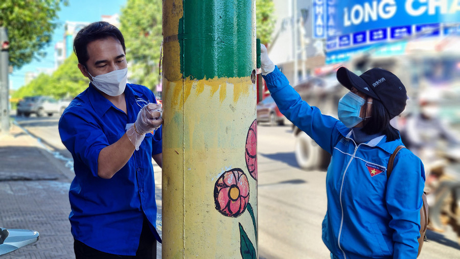 Đoàn viên, thanh niên sơn, vẽ trụ điện trên tuyến đường Hùng Vương (TP. Pleiku). Ảnh: Phan Lài Đoàn viên thanh niên sơn, vẽ trụ điện trên tuyến đường Hùng Vương. Ảnh: Phan Lài