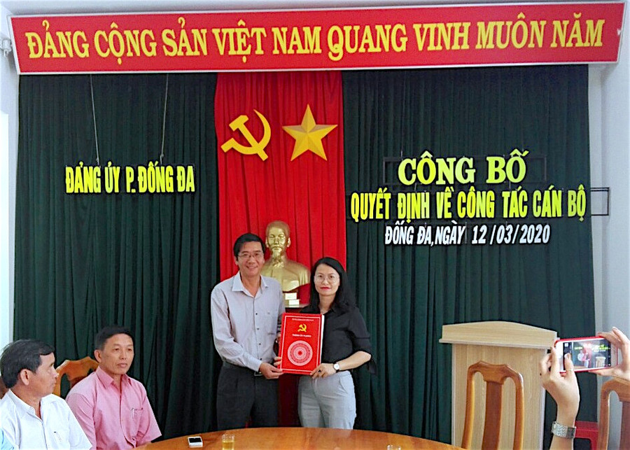 Bà Đoàn Thị Bích Hà nhận quyết định điều động, luân chuyển từ Phó ban Tổ chức Thành ủy Pleiku về Đảng ủy phường Đống Đa năm 2020. Ảnh: Nhân vật cung cấp.