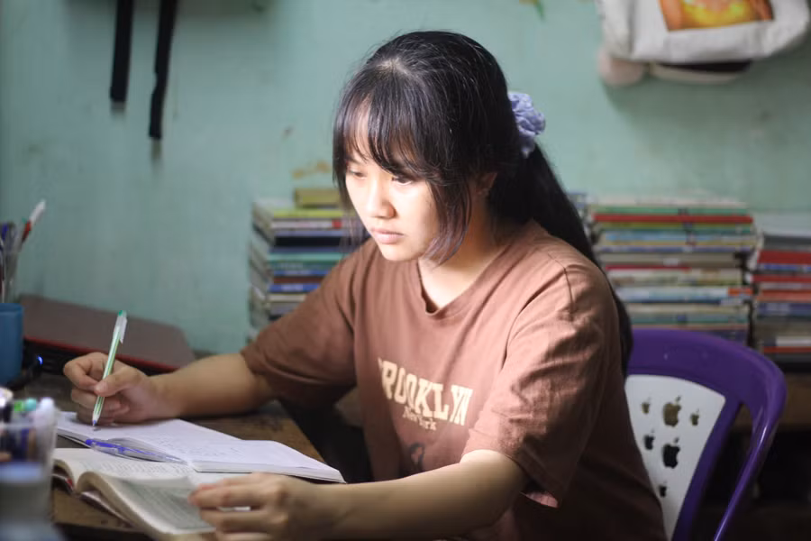 Em Bùi Thị Huệ (lớp 12A2, Trường THPT Ya Ly, huyện Chư Păh) yên tâm học tốt nhờ sự hỗ trợ chỗ ở của các thầy-cô giáo trong trường. Ảnh: Phan Lài