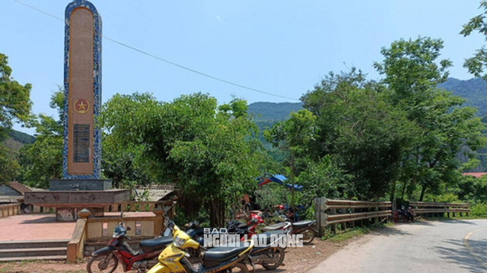 Chiếc xe tải lao thẳng giữa di tích lịch sử Bãi Dinh và hộ lan vào nhà dân