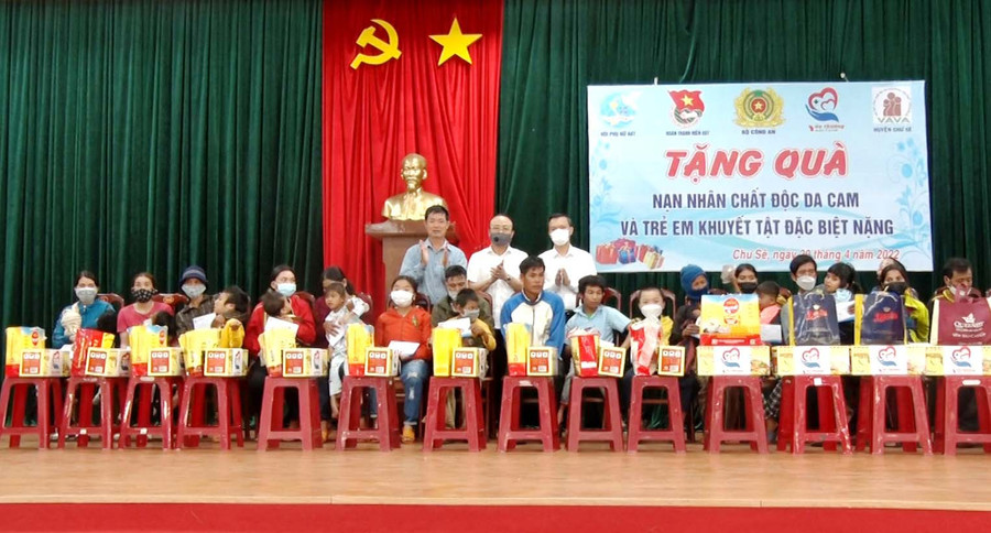 Các đồng chí lãnh đạo huyện trao quà cho các gia đình nạn nhân chất độc da cam. Ảnh: Mỹ Đức