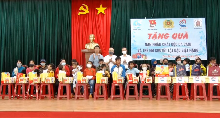 Các đồng chí lãnh đạo huyện trao quà cho các gia đình nạn nhân chất độc da cam. Ảnh: Mỹ Đức