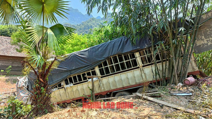 Chiếc xe tải sau khi lao vào nhà dân thì đâm thẳng sang vườn nhà bên cạnh mới dừng lại