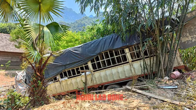 Chiếc xe tải sau khi lao vào nhà dân thì đâm thẳng sang vườn nhà bên cạnh mới dừng lại