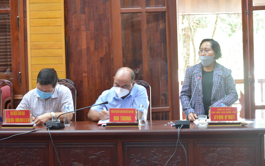 Phó Chủ tịch HĐND Ayun H'Bút tham gia ý kiến. Ảnh: Anh Huy