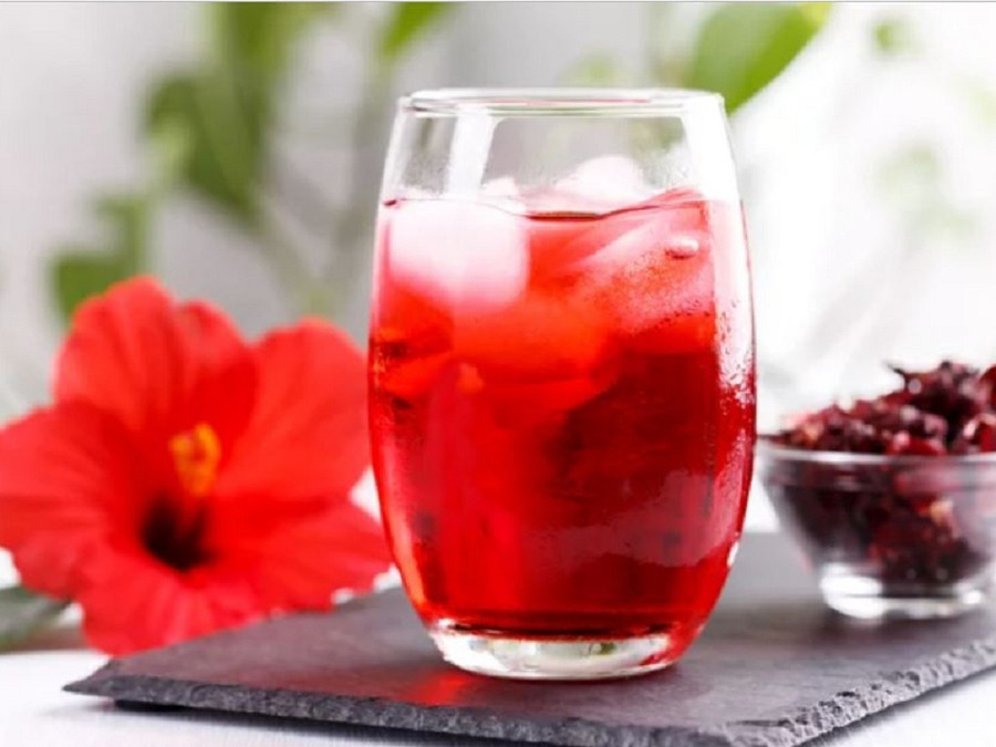 Trà dâm bụt có thể giúp giảm nồng độ cholesterol trong máu, hạ huyết áp và nhiều lợi ích khác. Ảnh: Shutterstock