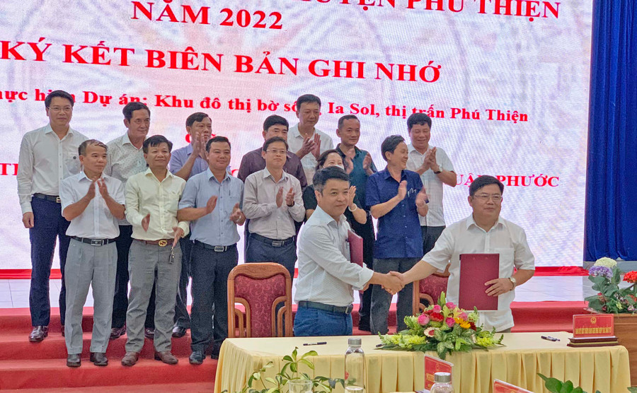 UBND huyện Phú Thiện ký biên bản ghi nhớ về việc hợp tác thực hiện dự án khu đô thị bờ đông sông Ia Sol (thị trấn Phú Thiện) với Công ty cổ phần Licogi 13-Thuận Phước. Ảnh: Vũ Chi