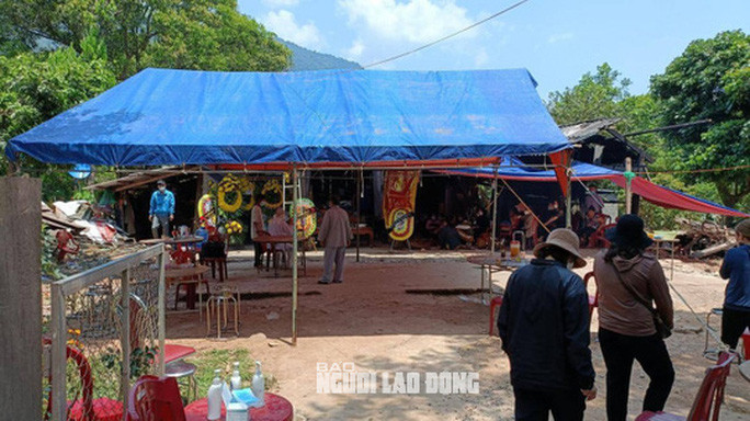 Chính quyền địa phương cùng bà con lối xóm và gia đình tổ chức mai táng cho các nạn nhân theo phong tục địa phương