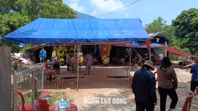 Chính quyền địa phương cùng bà con lối xóm và gia đình tổ chức mai táng cho các nạn nhân theo phong tục địa phương